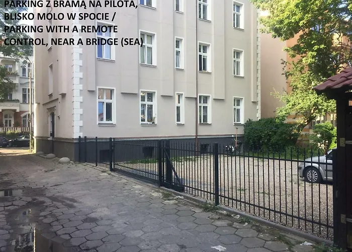 Family Luxury Wonder Heaven , 50M M Cassino Street, First - 3 Bedrooms&Studio, Second - 2 Bedrooms&Studio, Private Parking W Cenie, Summerwinter Brand